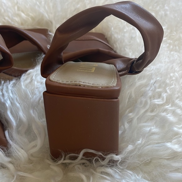 Camel colored squat toed heels - Picture 5 of 5